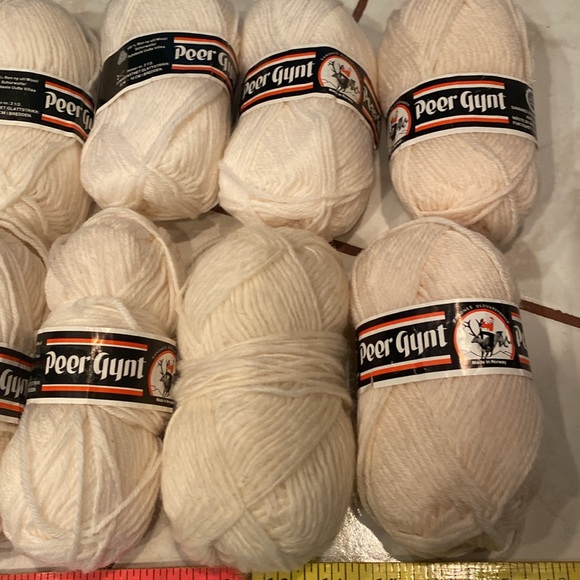 NWT, NWOT & Vintage Peer Gynt 12 Skeins White & Off-white 100% Norwegian Wool - Picture 3 of 3